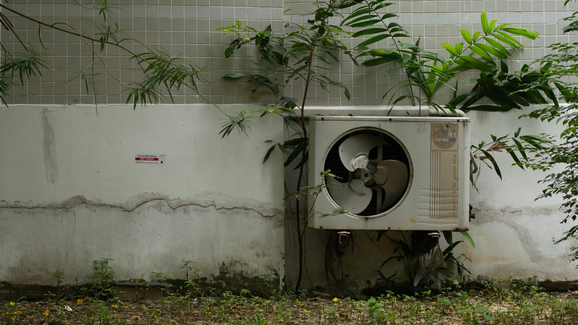 Un objeto rectangular blanco con un objeto metálico redondo encima.
