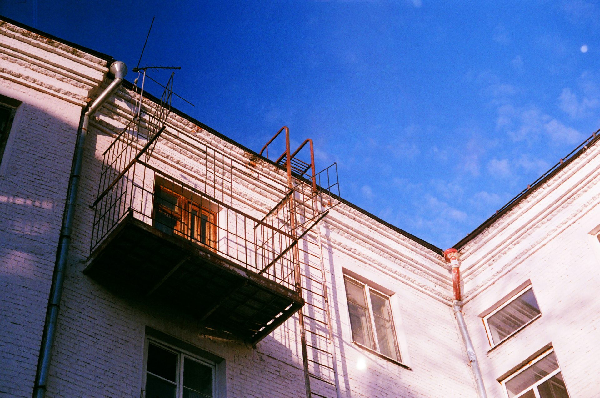Un edificio con andamios a un lado.